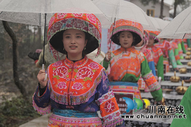 立花杆、祭先祖、赛民歌……古蔺大寨苗族同胞载歌载舞欢庆“踩山节”(图4) 微信图片_20240223190414.jpg