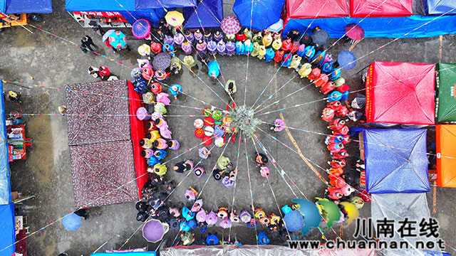 立花杆、祭先祖、赛民歌……古蔺大寨苗族同胞载歌载舞欢庆“踩山节”(图7) 微信图片_20240223193341.jpg