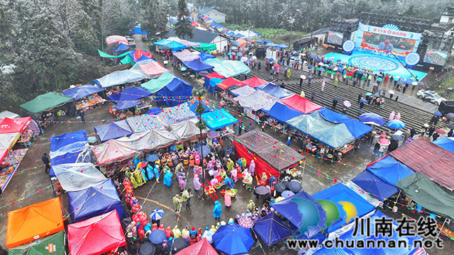 立花杆、祭先祖、赛民歌……古蔺大寨苗族同胞载歌载舞欢庆“踩山节”(图8) 微信图片_20240223190618.jpg