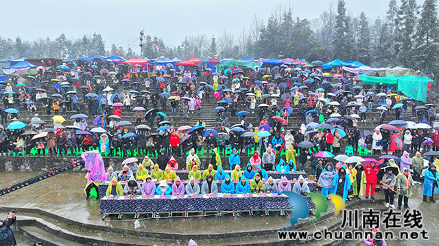 立花杆、祭先祖、赛民歌……古蔺大寨苗族同胞载歌载舞欢庆“踩山节”(图11) 微信图片_20240223193435.jpg
