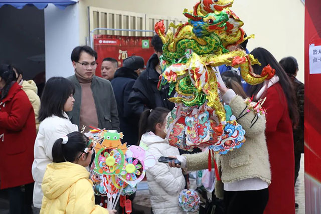 从地上闹热到“天上”!烟火江阳璀璨元宵,主打一个最“龙”年味!(图3) 3.jpg