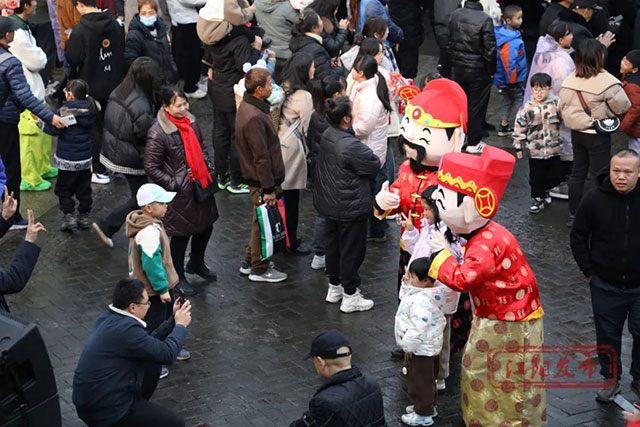 从地上闹热到“天上”!烟火江阳璀璨元宵,主打一个最“龙”年味!(图20) 20.jpg