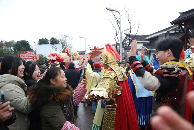 从地上闹热到“天上”!烟火江阳璀璨元宵,主打一个最“龙”年味!(图21) 21.jpg