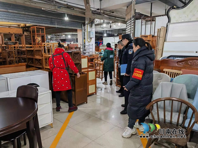 龙马潭区小市街道合道街社区:人大代表深入辖区开展安全生产检查(图2) 检查2.jpg