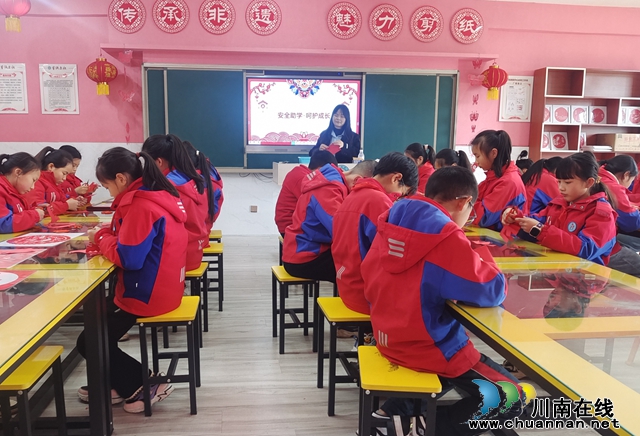 老师讲授安全作品剪纸.jpg