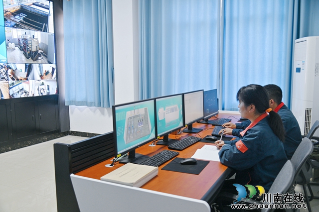 泸县:民心守护 交出春节供水的满意答卷(图5) 6-水厂值班.jpg