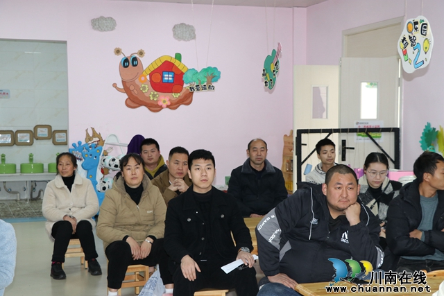 叙永县叙永镇永宁幼儿园召开新学期家长会(图2) 认真的家长 (2).jpg