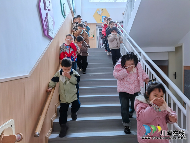 叙永县鱼凫公园幼儿园开展消防安全疏散演练活动