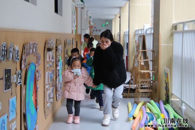 叙永县鱼凫公园幼儿园开展消防安全疏散演练活动 (4).JPG