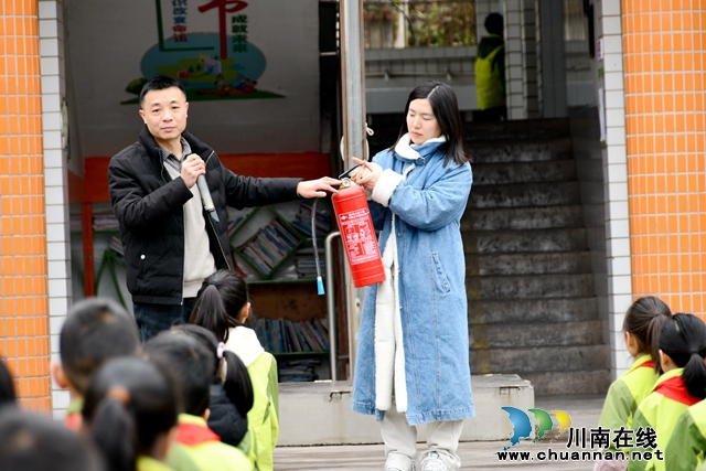 叙永县龙凤镇中心小学校举行消防应急疏散演练