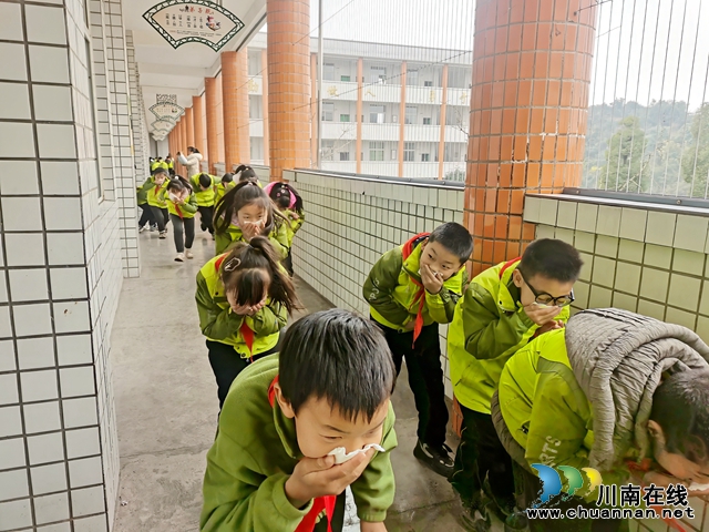 叙永县龙凤镇中心小学校举行消防应急疏散演练(图2) 疏散 (1).jpg