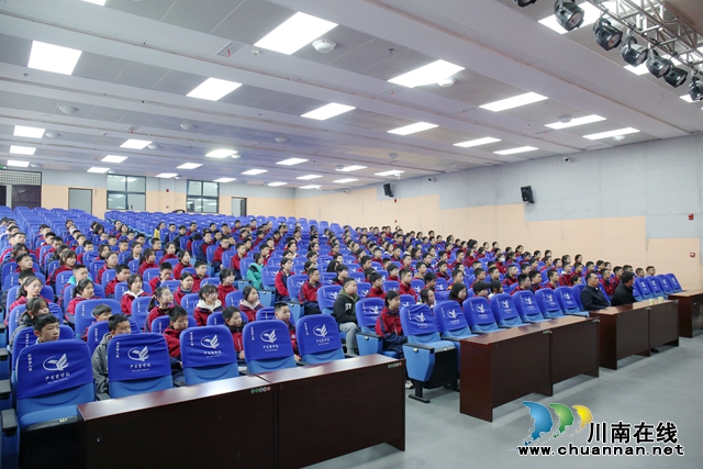 龙马潭：上好开学国防教育“第一课” 点燃青少年“强国梦”