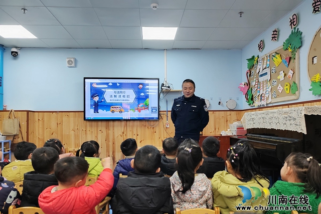 刘警官向幼儿宣传法治知识（陈聪蓉）.jpg