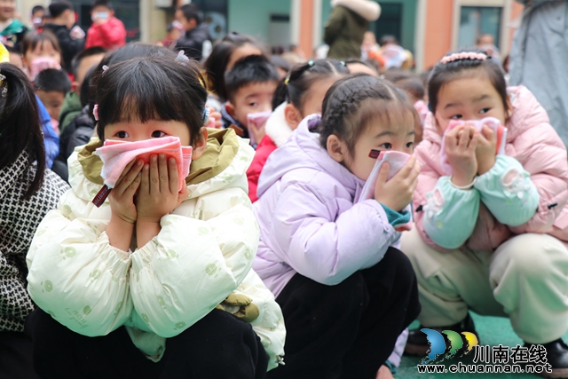 幼儿撤离到安全地带（陈聪蓉）.JPG