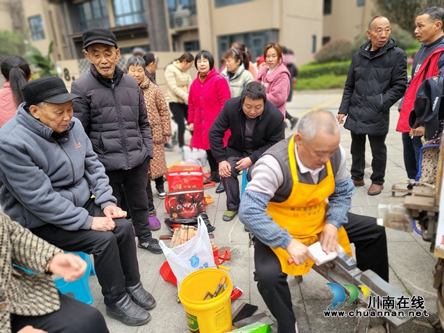 泸县玉蟾街道怡园社区新时代文明实践站开展“义诊义剪进小区·贴心服务暖人心”学雷锋志愿服务活动