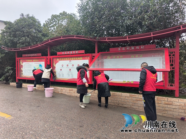 龙马潭区鱼塘街道王庄村新时代文明实践站：学雷锋·擦亮文明宣传栏，我们在行动