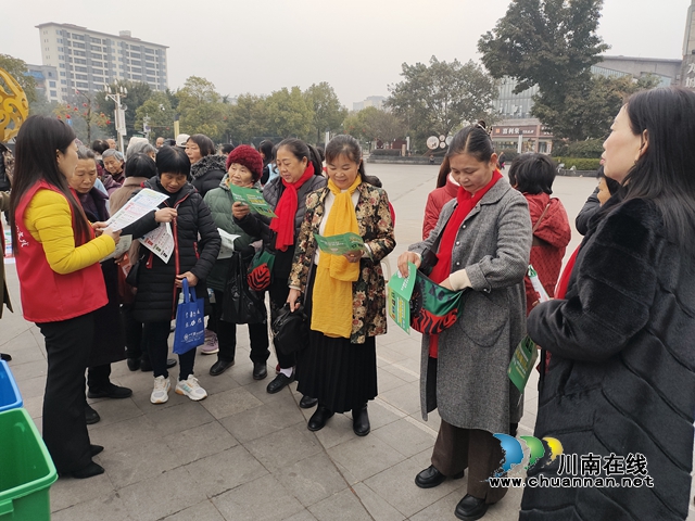 泸县综合行政执法局开展“志愿服务学雷锋,垃圾分类助文明”生活垃圾分类主题宣传活动(图2) 微信图片_20240305115742.jpg