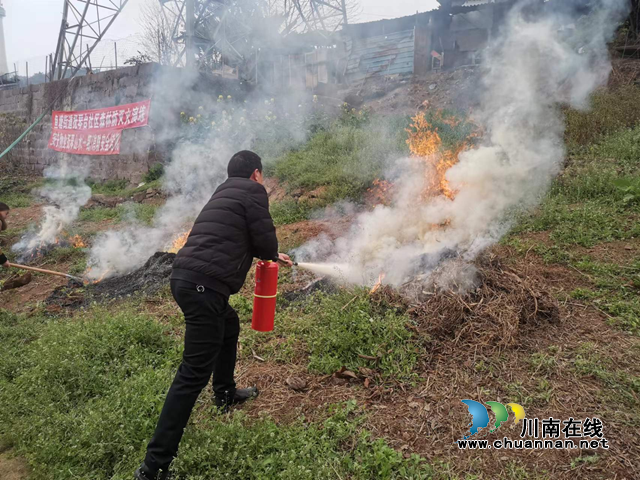 龙马潭区鱼塘街道抚琴台社区：强化森林火灾扑救实操演练，绷紧森林“防火弦”
