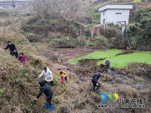 云锦镇组织村民清理水渠（曾佐然摄）.jpg