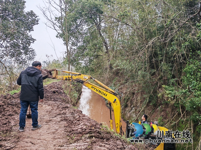 云锦镇组织机械清理水渠（曾佐然摄）.jpg