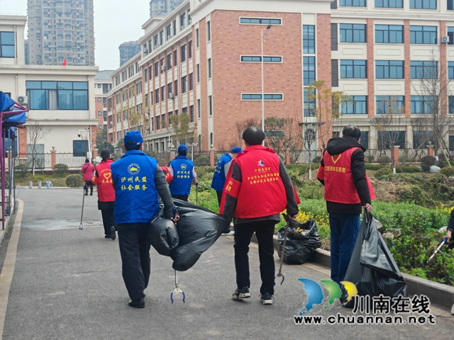 江阳区华阳街道:我为群众办实事,环境整治暖民心(图3) 志愿者清理垃圾.jpg
