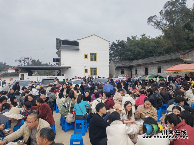 热闹的乡村坝坝宴（曾佐然摄）.jpg