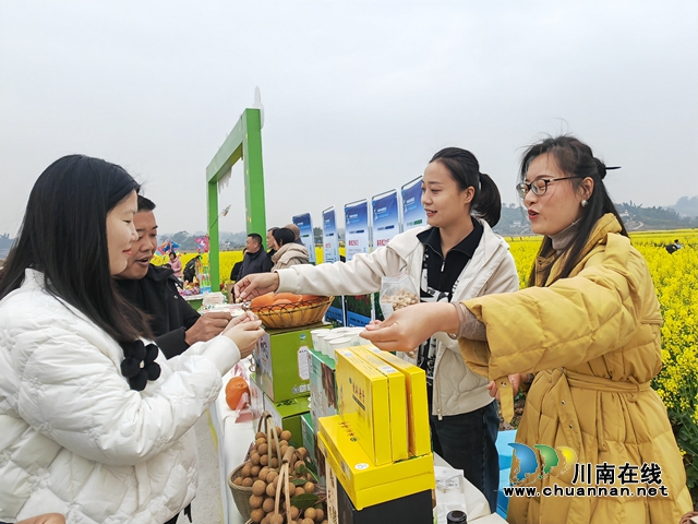 村干部代言家乡农产品1（曾佐然摄）.jpg