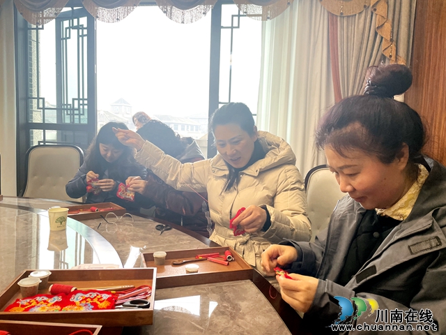 民建纳溪区基层委开展   “自制香囊·鉴赏非遗”迎三八节活动