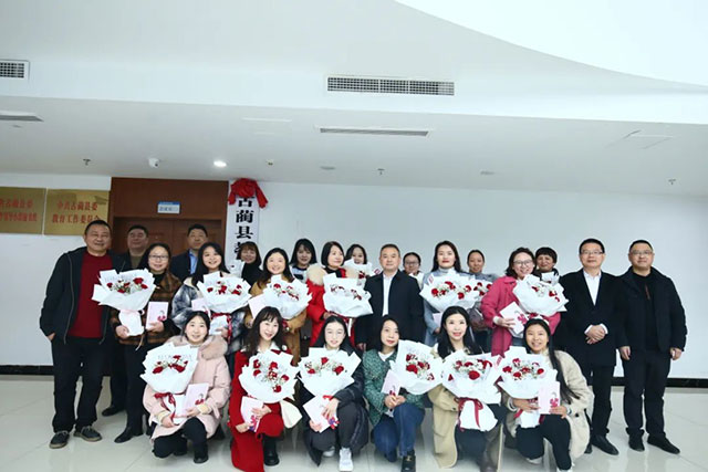 致敬了不起的她 | 泸州各校园这样送祝福(图3) 3.jpg