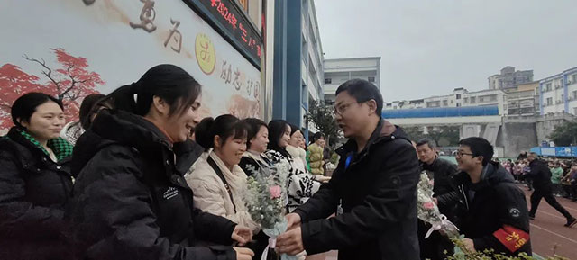 致敬了不起的她 | 泸州各校园这样送祝福(图8) 8.jpg