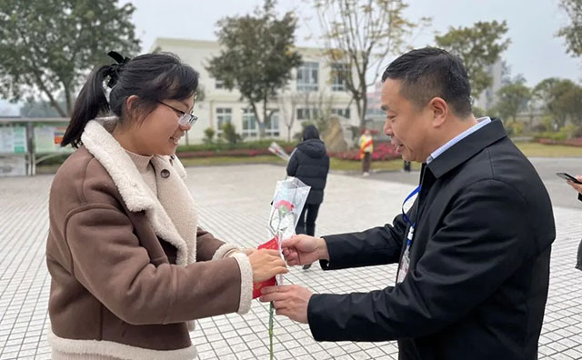 致敬了不起的她 | 泸州各校园这样送祝福(图10) 10.jpg