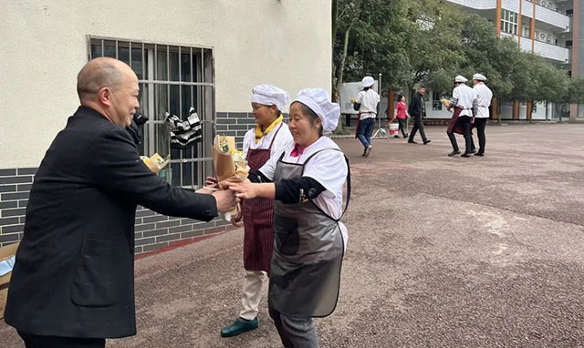 致敬了不起的她 | 泸州各校园这样送祝福(图11) 11.jpg