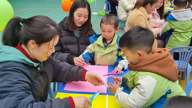 致敬了不起的她 | 泸州各校园这样送祝福(图16) 16.jpg