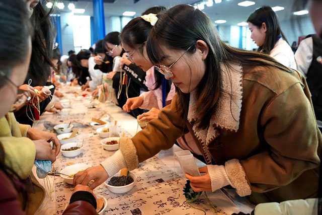 致敬了不起的她 | 泸州各校园这样送祝福(图34) 34.jpg