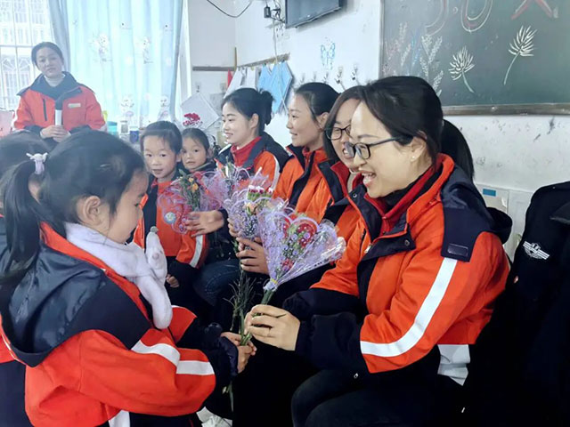 致敬了不起的她 | 泸州各校园这样送祝福(图22) 22.jpg