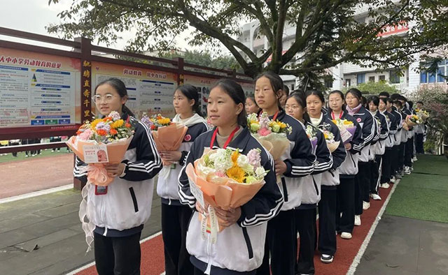 致敬了不起的她 | 泸州各校园这样送祝福(图48) 48.jpg