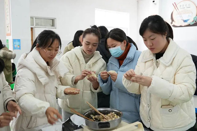 致敬了不起的她 | 泸州各校园这样送祝福(图49) 49.jpg