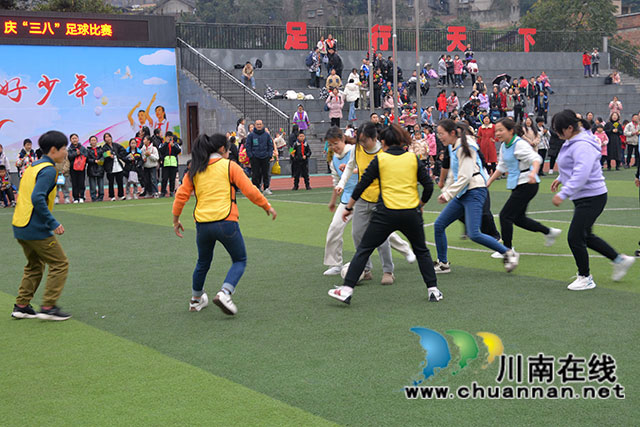 健康东小人  踢出巾帼风┃叙永县东大街小学举办庆“三·八”足球比赛