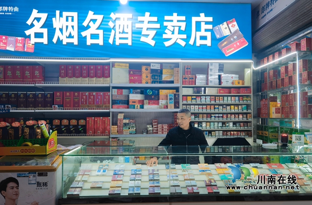 董治高正在整理改造后的烟柜（陈航  摄）.jpg