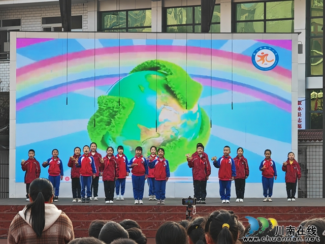 叙永镇银顶小学积极践行植树节,师生共同参与绿色行动(图2) IMG_20240311_082034.jpg