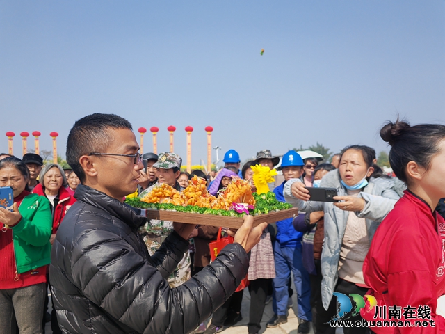 龙宴大比拼（曾佐然摄）.jpg