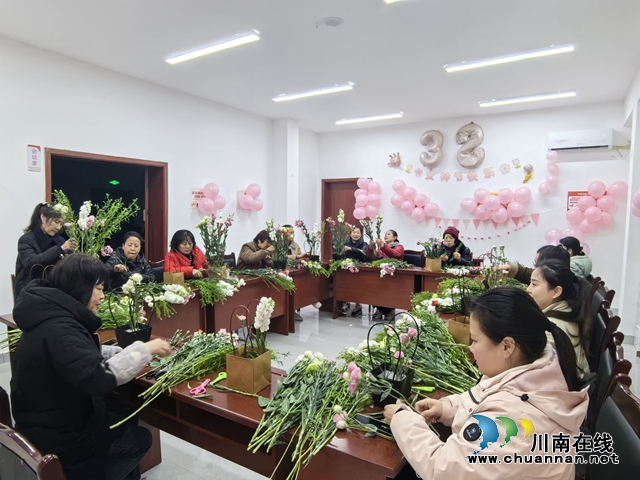 龙马潭区小市街道合道街社区开展“巾帼展风采 花样庆三八”主题插花活动