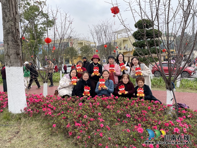 龙马潭区小市街道杜家街社区工会开展庆“三八妇女节”活动