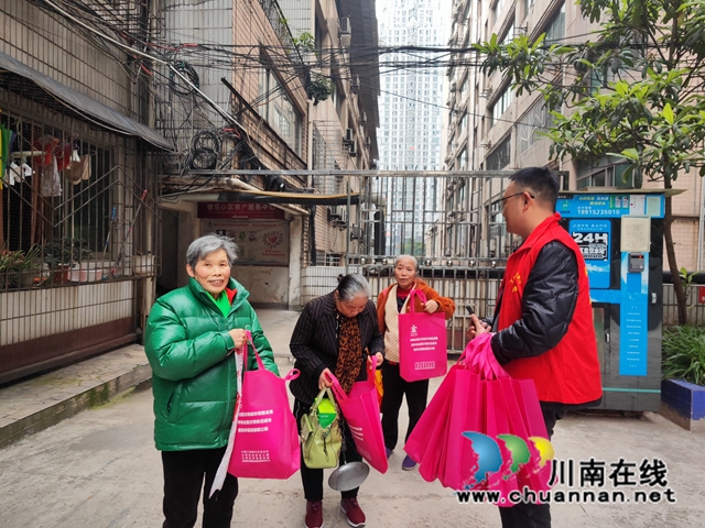 工商银行泸州分行志愿者深入社区倡导文明新风尚