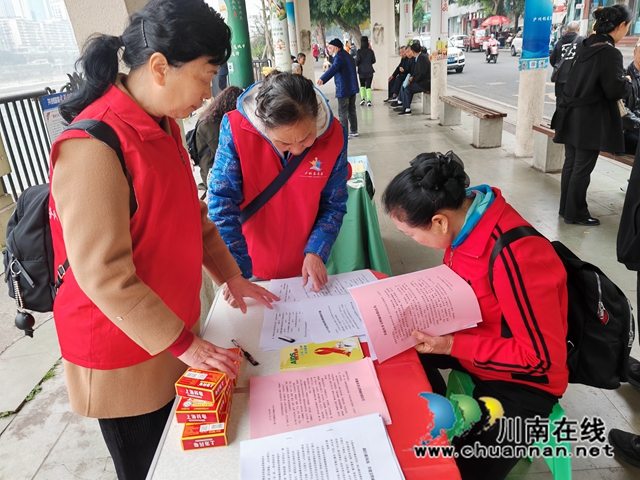 龙马潭区小市街道下大街社区开展“文明健康 有你有我”义诊志愿服务