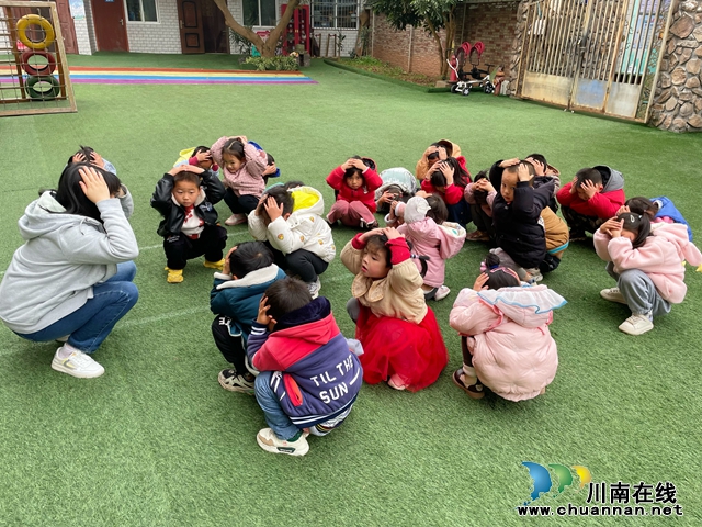 泸县城东幼儿园光明分园开展“防震不乱 安全相伴”防震应急疏散演练