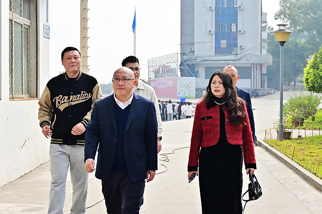 泸县建校2008届校友高科、邓梅一行回母校参观交流