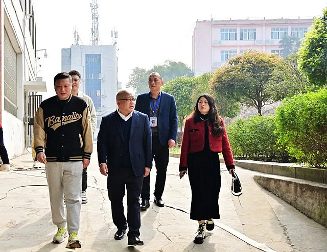 泸县建校2008届校友高科、邓梅一行回母校参观交流(图2) nEO_IMG_2.jpg