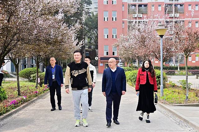 泸县建校2008届校友高科、邓梅一行回母校参观交流(图3) nEO_IMG_3.jpg