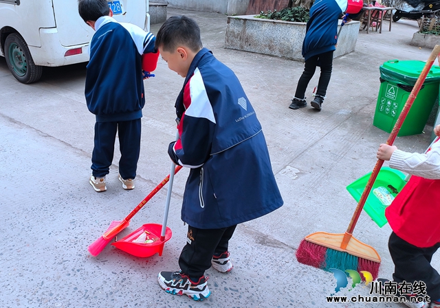 龙马潭区鱼塘街道民权社区：清理环境卫生 共建美好家园